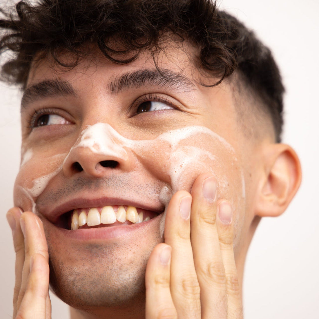 Come eliminare acne e brufoli: consigli per prendersi cura della pelle a tendenza acneica.